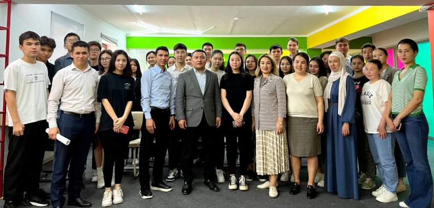 Ұлттық тестілеу орталығының директоры Руслан Тоқтарбекұлы Емельбаевпен кездесу